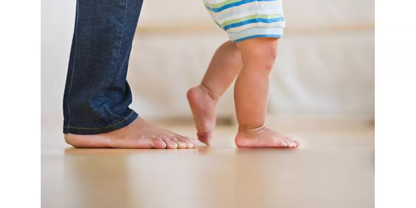 Розвиток ходьби і рухів у дитини в залежності від віку